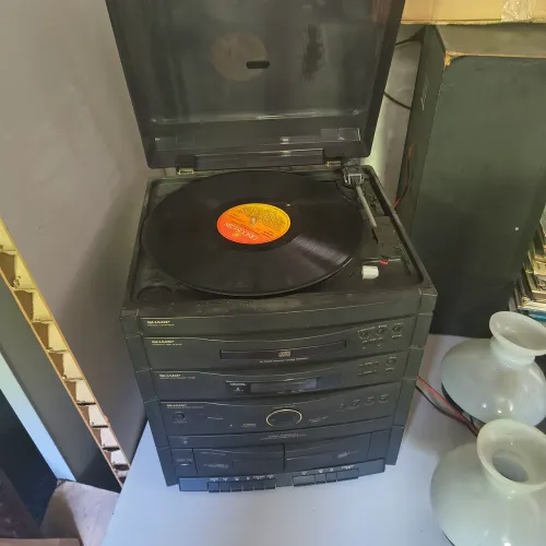 Máquina de som de vinil e com caixa de som.
