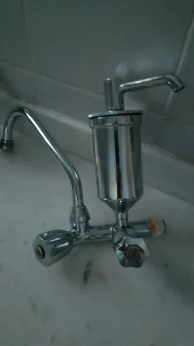 Vendo torneira com filtro aço inox usada mais em bom estado , quero 90 reais tel *