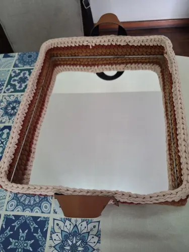 Bandeja em fio de malha espelhada