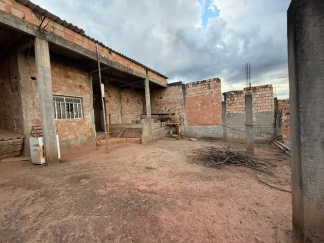 Lote com construção.