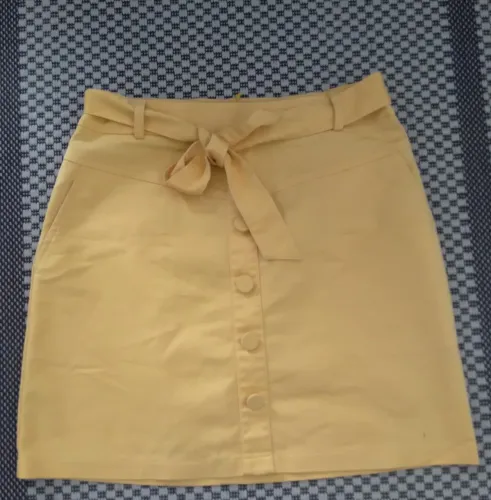 Saia amarela com ziper nas costas,bolso e botões fake veste 40 a 42