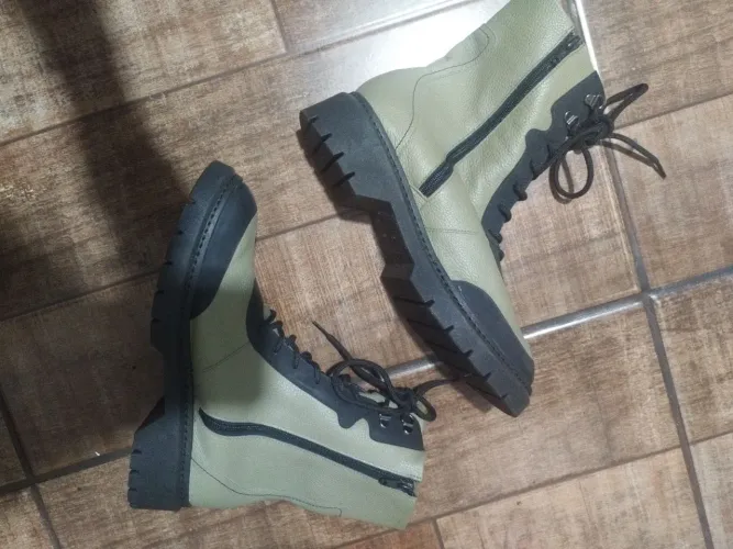 Bota Verde Feminina Tamanho 39(Perfeito estado)valor:50R$