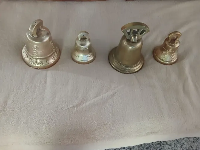 Coleção de sinos de bronze antigos