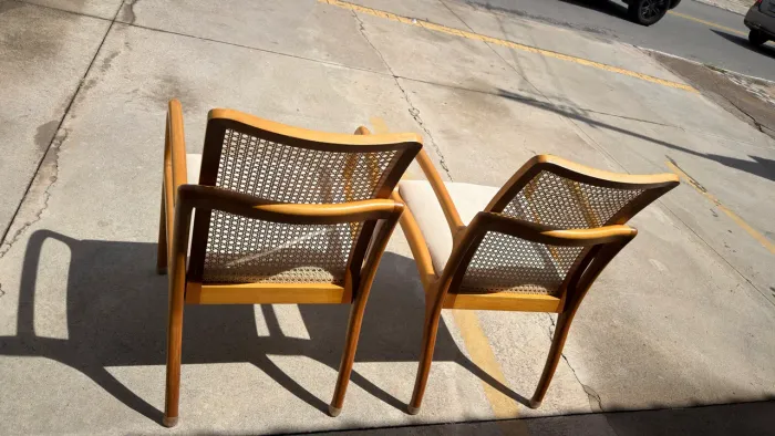 Poltronas de madeira maciça.