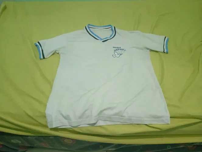 Vende se duas camisas da escola Adonai do tamanho M