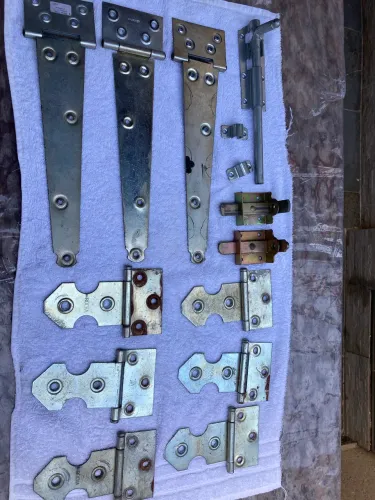 Dobradiças e fechaduras