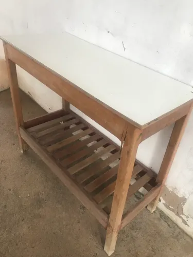 Mesa/estante/aparador madeira com defeito nos pés 