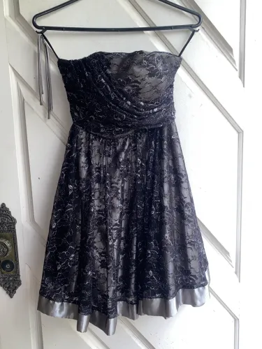 VESTIDO PRETO COM RENDA E FIOS PRATEADOS