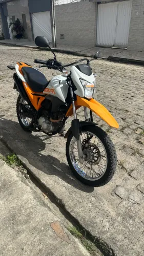 Moto excelente não da problema não , sem falar no conforto e economia q ela entrega