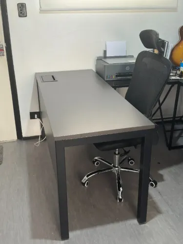 MESA ESCRITÓRIO FIBRE E TOMADA EMBUTIDA