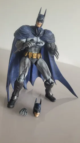 Boneco Batman Arkham City Play Arts Kai