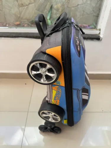 Muchila hot wheels com rodas 