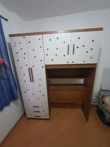 Guarda-roupa Juvenil com Baú e Espaço para Cama - R$ 280
