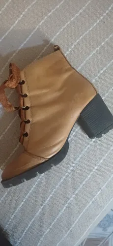 Bota salto marrom