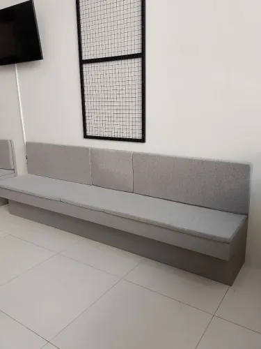 Sofá comercial estofado cinza 3 metros com Espuma 6cm D33 