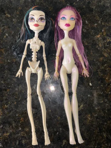 Raras Monster High G1: Spectra Haunted & Skelita Art Class!
