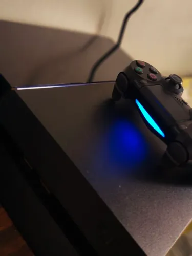 PS4 Fat 500GB + 1 Controle + 3 Jogos Originais | R$ 1.300. Também negócio.