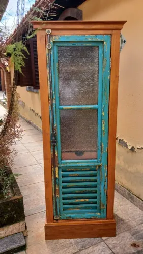 Armário exclusivo feito totalmente em cedro, com janela de demolição, com luz interna