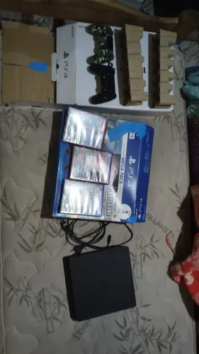 Playstation 4 slim 500gb, 2 controles, 6 jogos, cabos de energia e HDMI e caixa.
