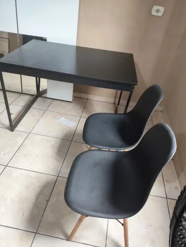 Vendo mesa grande com 2 cadeiras
