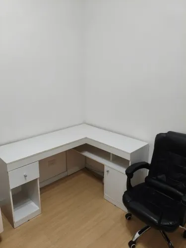 Mesa com cadeira de escritório 