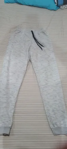 calças de moletom cinza mesclado estilo jogger com cordão preto.