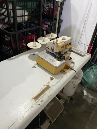 Máquinas de costura industrial / Overlock / 3 pontinhos