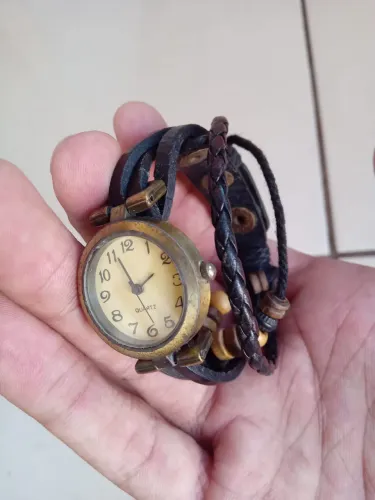 Relógio Feminino Antigo Precisa trocar Bateria