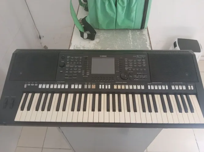 Teclado yamaha psr s750