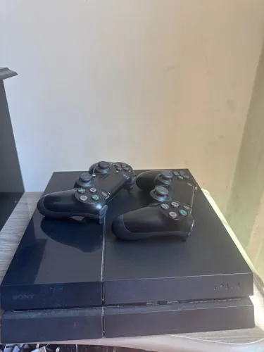 Vendo Play 4 com 2 controles