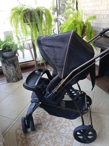 Carrinho de bebê semi novo