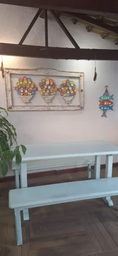 Conjunto Mesa + bancos em madeira maciça 1,50m X 0,65m em ótimo estado