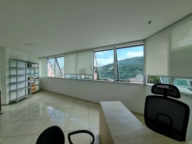 BS Imobiliária vende!  ÓTIMA sala comercial, em andar alto, frente e com 1 vaga de garagem