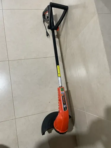 Vende se uma roçadeira elétrica 