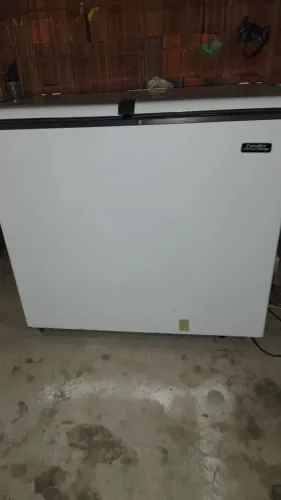 Vende se uma freezer Esmaltec de duas portas