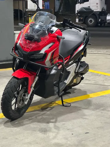ADV 150 muito nova sem detalhes