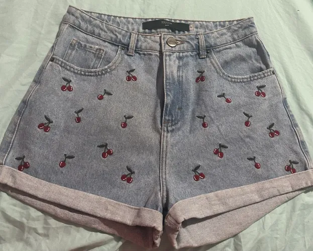 Short jeans cereja 