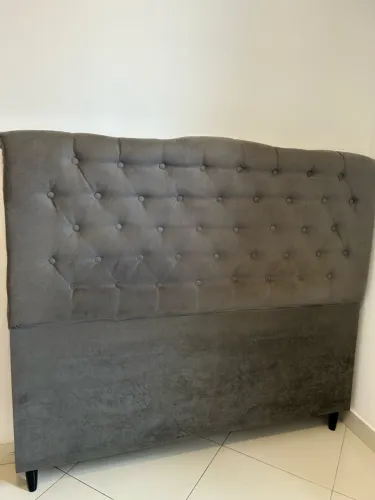 Cabeceira Queen Estofada em Capitonê - Cinza Grafite / Suede Velvet (Excelente Estado)