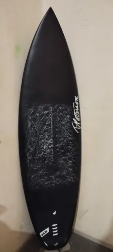 Prancha de surf 5.9 pintura original no bloco shaper Timmy Paterson .