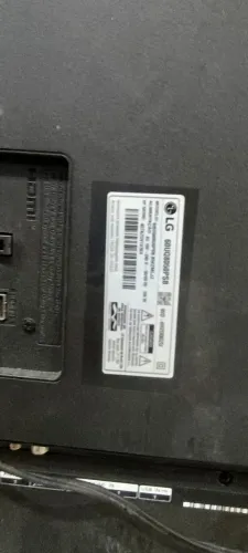 smart TV LG 60UQ8050PSB tela quebrada 
