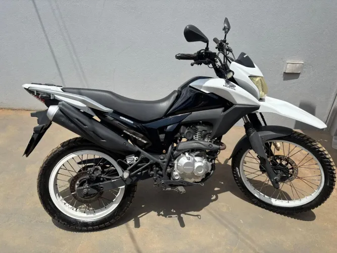 Vendo uma moto bros 160 2015 em ótimo estado de conservação. O valor a negociar