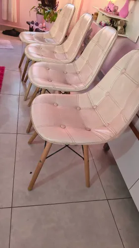 4 cadeiras rosa modelo Eiffel