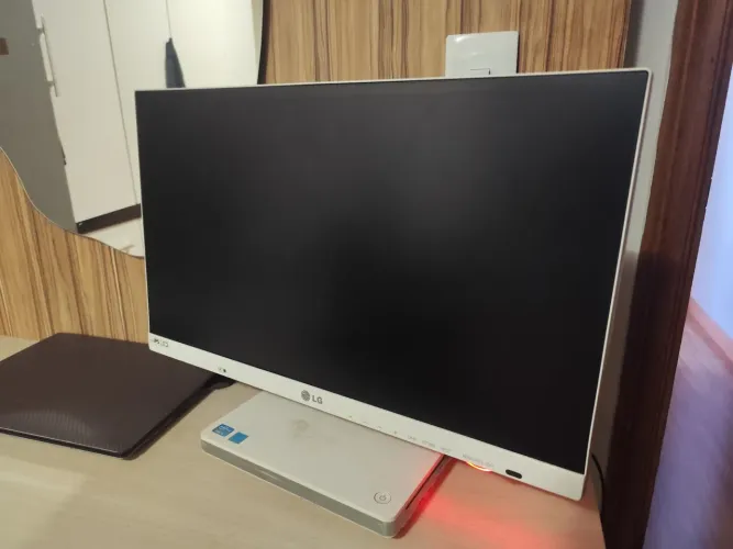 ?All in One LG V320 (Para Conserto / Peças ou Monitor) - HDMI