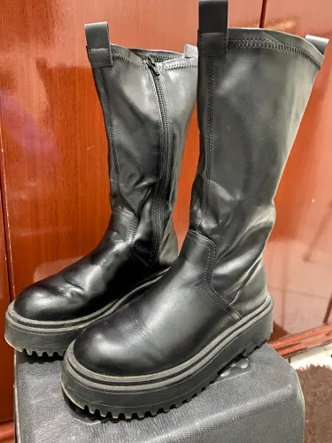 bota zara preta tratorada cano longo plataforma, bota maravilhosa zara ótimo custo