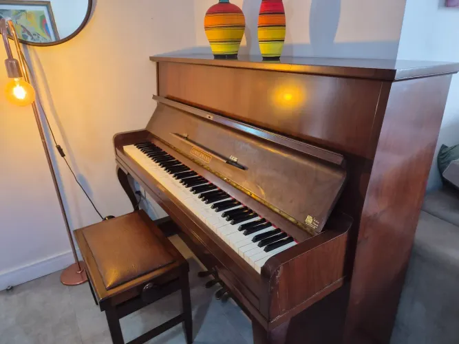 Piano excelente para apartamento (regulado)