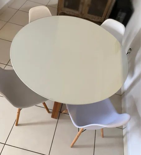 Vendo mesa com 4 cadeiras