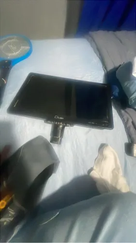 Monitor pequeno está sem pé 