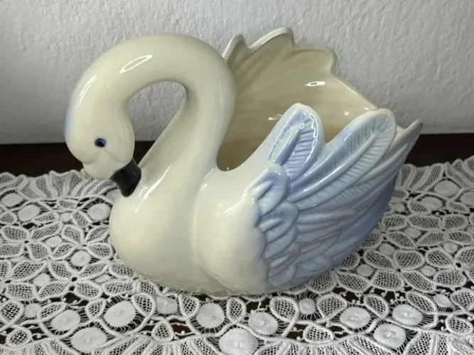 cisne em porcelana decorativo