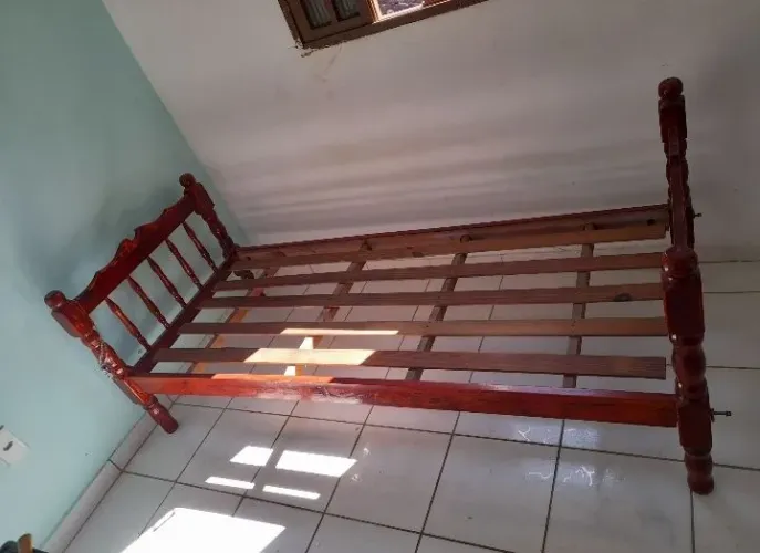 Linda cama de solteiro madeira.