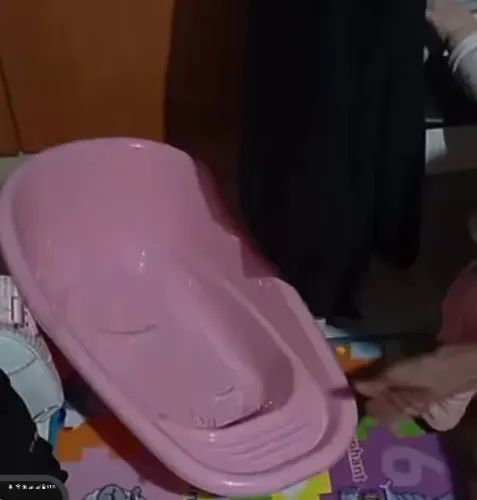 Banheira de bebe na cor rosa de menina 20 litros (tamanho 39 X 25 X 73)